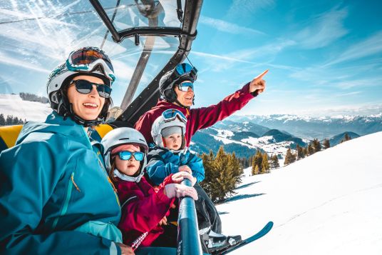 Familie-Skifahren-Wilder-Kaiser