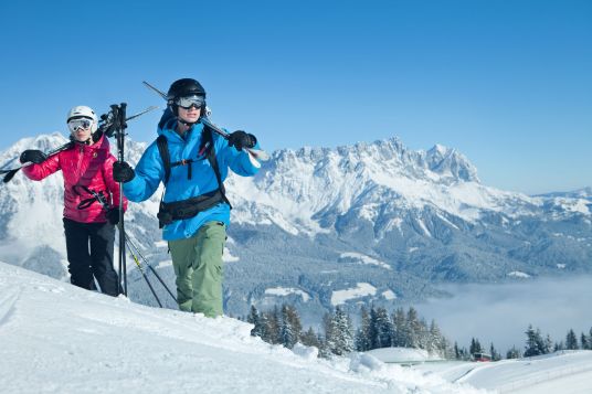 Wilder-Kaiser_-Skifahrer-im-Tiefschnee-mit-Panoramablick